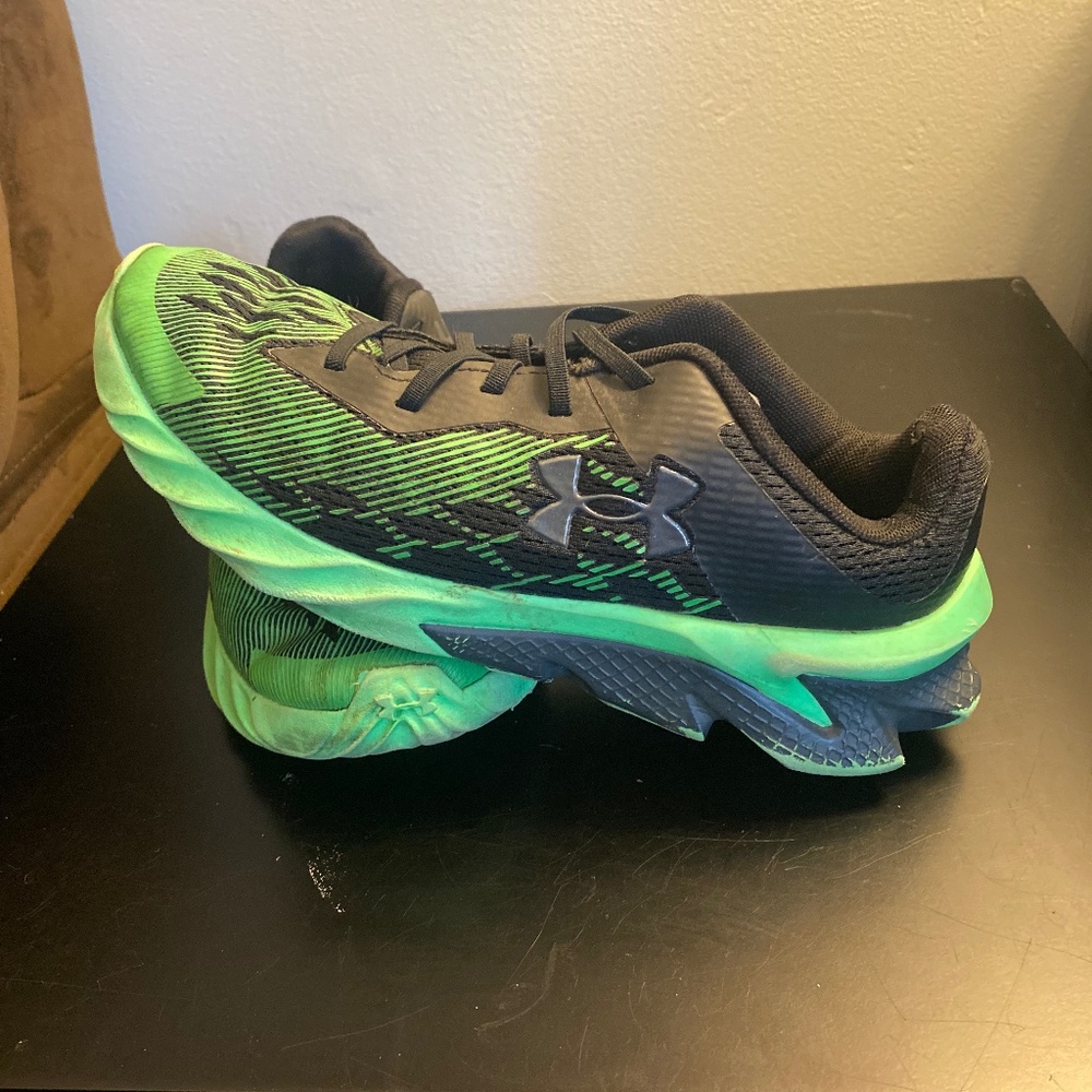 No tie UA sneakers